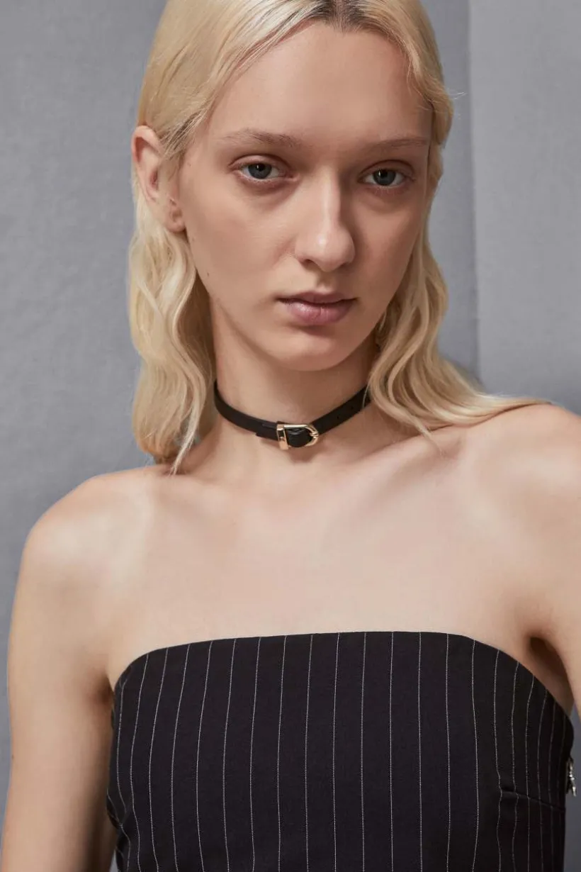 Chocker ze skórzaną klamrą