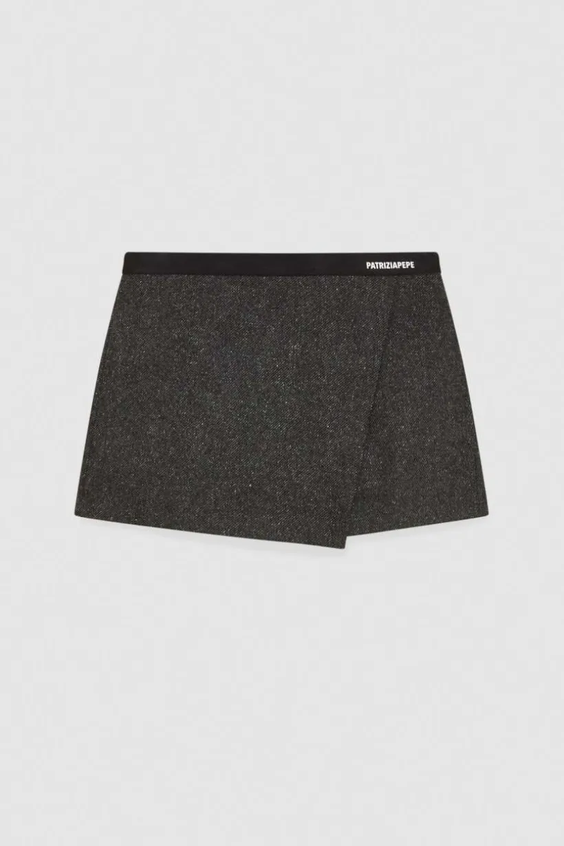 Materiałowe spodenki mini