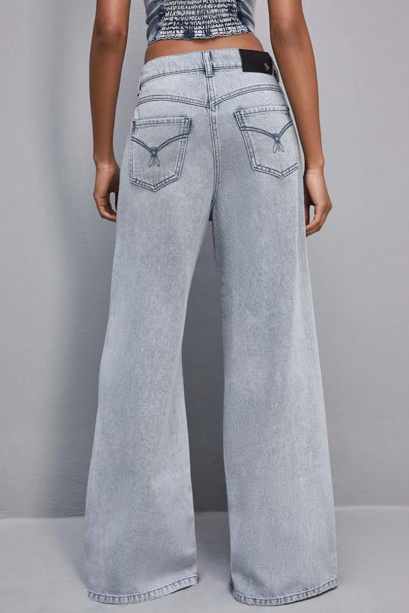 Oversize’owe jeansy z niskim stanem